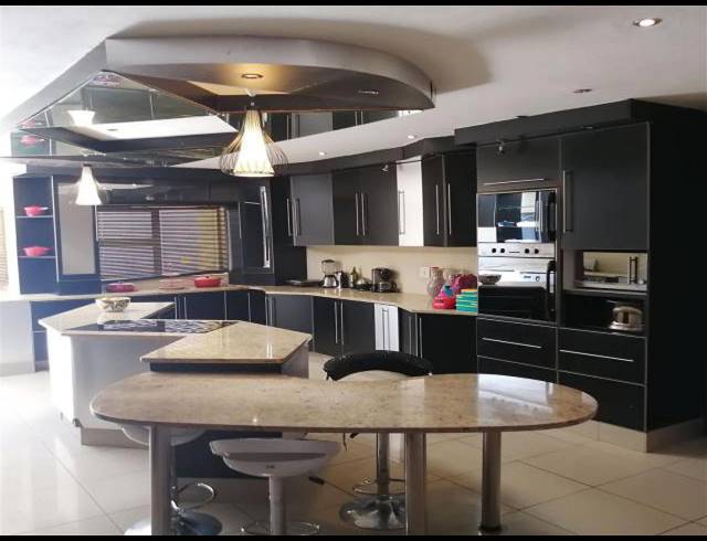 5 BEDROOM TOWNHOUSE FOR SALE IN BOSCHDAL